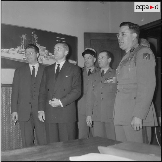 Visite de Jacques Chaban-Delmas, ministre de la Défense, au journal Le Bled à Alger. [Description en cours]
