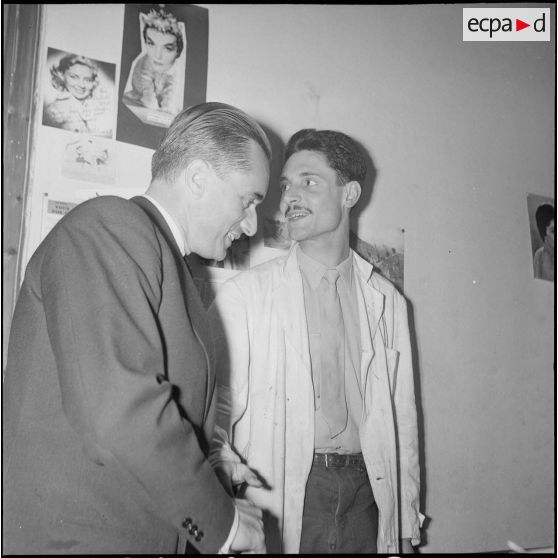 Visite de Jacques Chaban-Delmas, ministre de la Défense, au journal Le Bled à Alger. [Description en cours]
