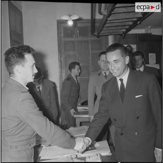 Visite de Jacques Chaban-Delmas, ministre de la Défense, au journal Le Bled à Alger. [Description en cours]