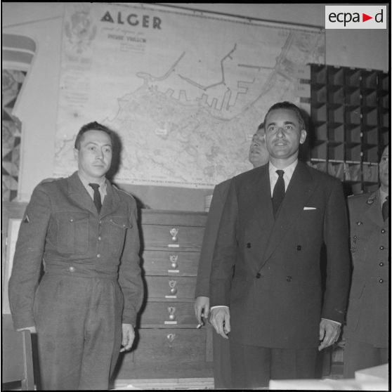 Visite de Jacques Chaban-Delmas, ministre de la Défense, au journal Le Bled à Alger. [Description en cours]
