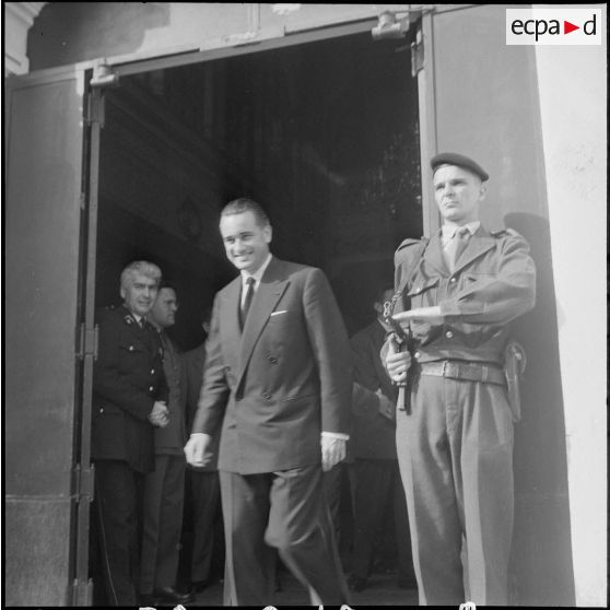 Visite de Jacques Chaban-Delmas, ministre de la Défense, au journal Le Bled à Alger. [Description en cours]