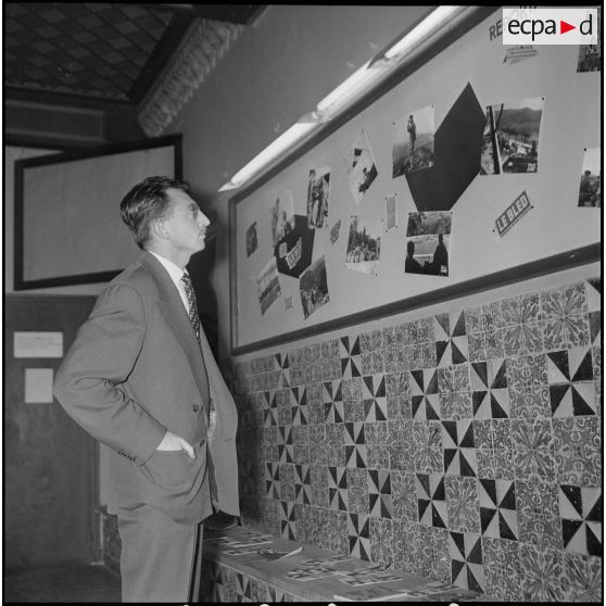 Visite de Jacques Chaban-Delmas, ministre de la Défense, au journal Le Bled à Alger. [Description en cours]