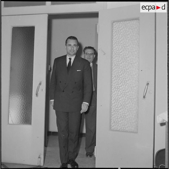 Jacques Chaban-Delmas, ministre de la Défense, en visite au journal Le Bled à Alger. [Description en cours]