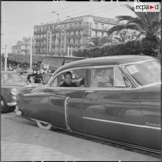 Jacques Chaban-Delmas, ministre de la Défense, en visite au journal Le Bled à Alger. [Description en cours]