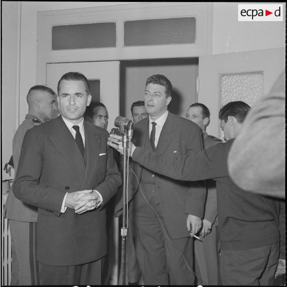 Jacques Chaban-Delmas, ministre de la Défense, en visite au journal Le Bled à Alger. [Description en cours]