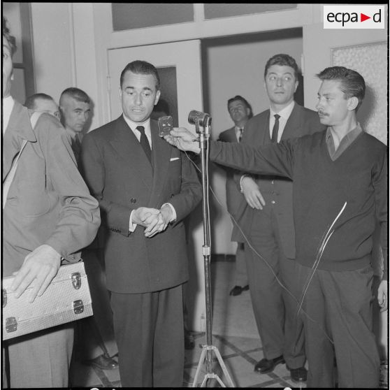 Jacques Chaban-Delmas, ministre de la Défense, en visite au journal Le Bled à Alger. [Description en cours]