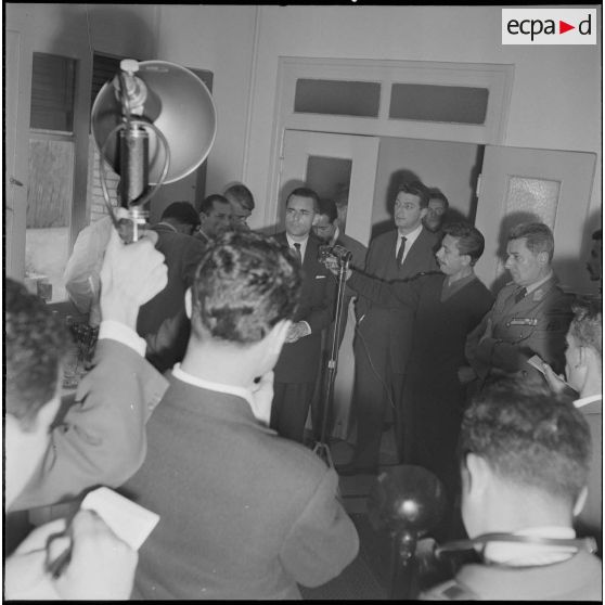 Jacques Chaban-Delmas, ministre de la Défense, en visite au journal Le Bled à Alger. [Description en cours]