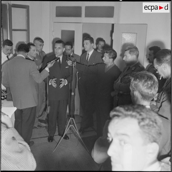 Jacques Chaban-Delmas, ministre de la Défense, en visite au journal Le Bled à Alger. [Description en cours]