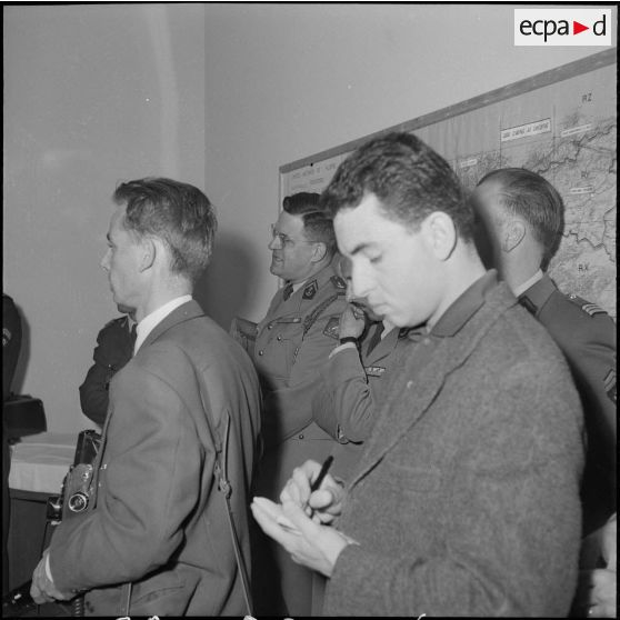 Jacques Chaban-Delmas, ministre de la Défense, en visite au journal Le Bled à Alger. [Description en cours]