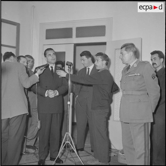 Jacques Chaban-Delmas, ministre de la Défense, en visite au journal Le Bled à Alger. [Description en cours]