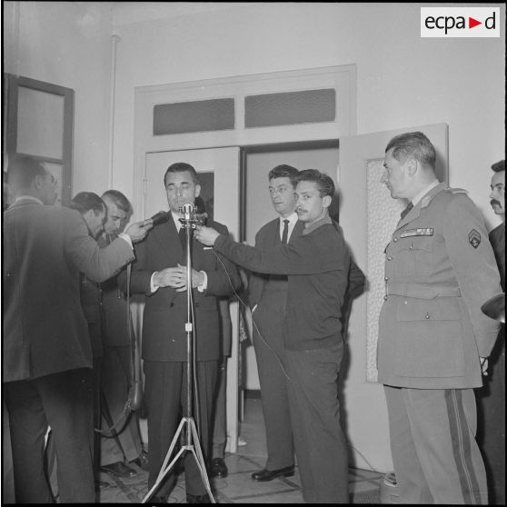 Jacques Chaban-Delmas, ministre de la Défense, en visite au journal Le Bled à Alger. [Description en cours]