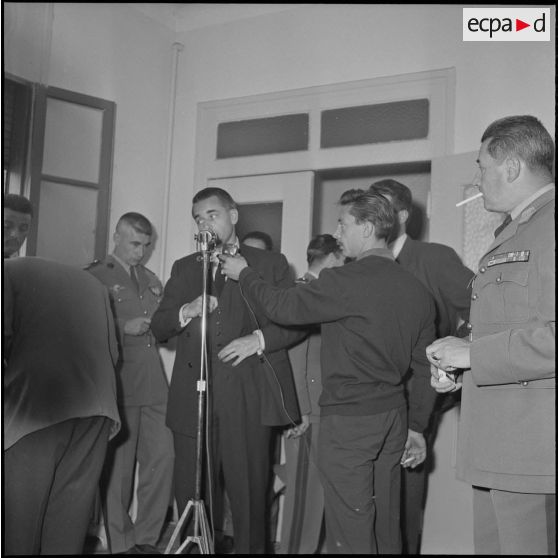 Jacques Chaban-Delmas, ministre de la Défense, en visite au journal Le Bled à Alger. [Description en cours]