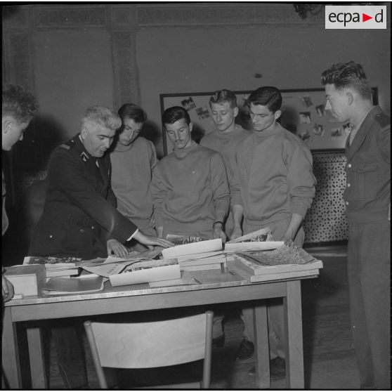 L'équipe de France militaire de football au journal Le Bled à Alger. [Description en cours]