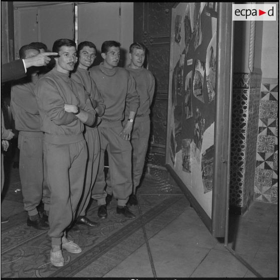 L'équipe de France militaire de football au journal Le Bled à Alger. [Description en cours]