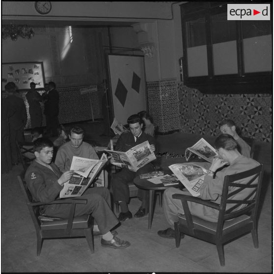 L'équipe de France militaire de football au journal Le Bled à Alger. [Description en cours]