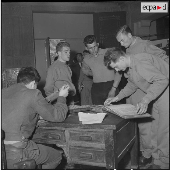 L'équipe de France militaire de football au journal Le Bled à Alger. [Description en cours]
