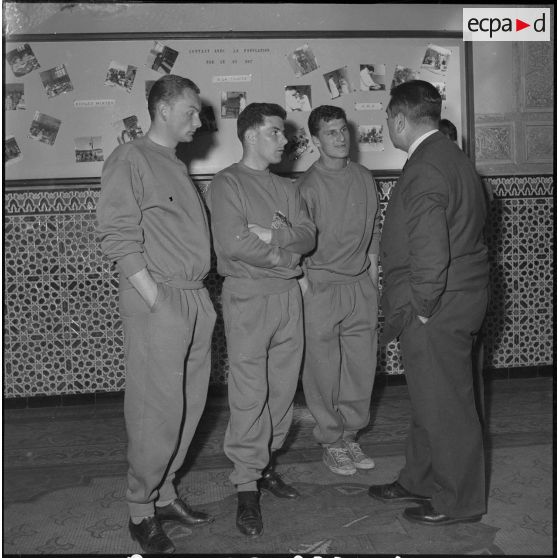 L'équipe de France militaire de football au journal Le Bled à Alger. [Description en cours]