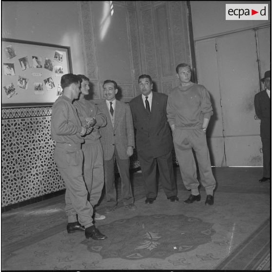 L'équipe de France militaire de football au journal Le Bled à Alger. [Description en cours]