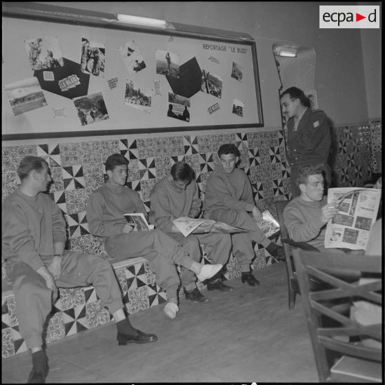 L'équipe de France militaire de football au journal Le Bled à Alger. [Description en cours]