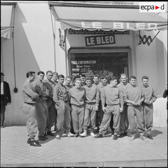 L'équipe de France militaire de football au journal Le Bled à Alger. [Description en cours]