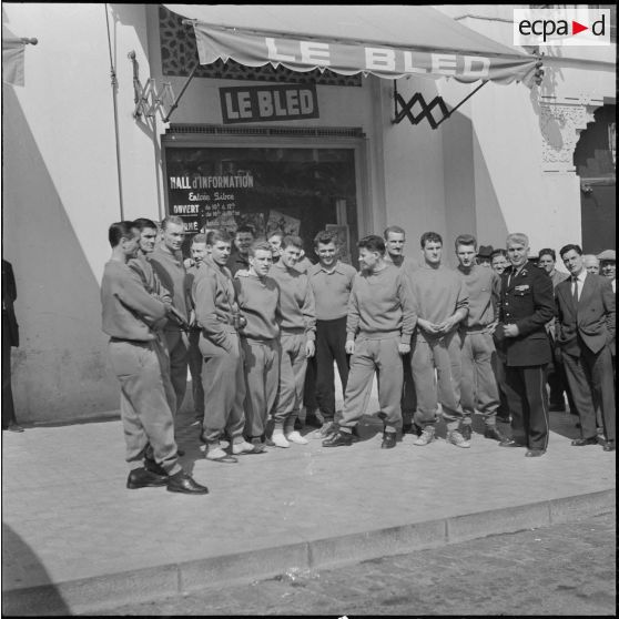L'équipe de France militaire de football au journal Le Bled à Alger. [Description en cours]