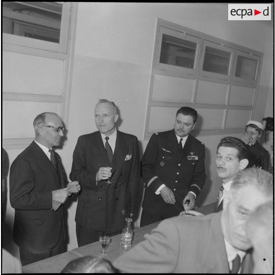 Apéritif d'anciens déportés. [Description en cours]