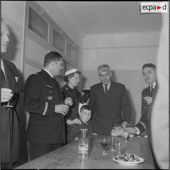 Apéritif d'anciens déportés. [Description en cours]