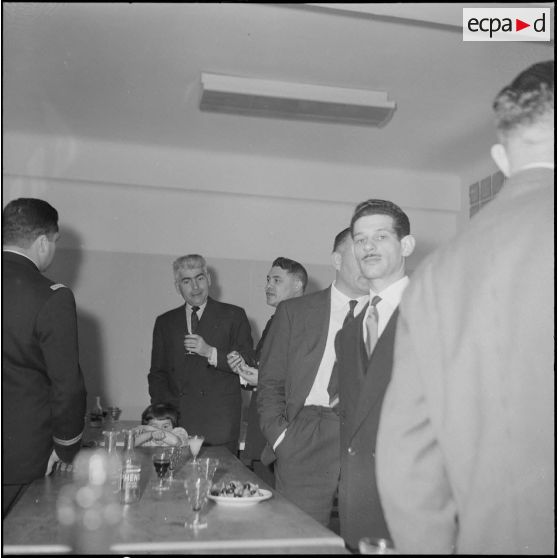 Apéritif d'anciens déportés. [Description en cours]