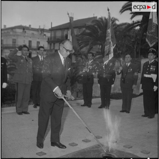 Cérémonie militaire au monument aux morts d’Alger. [Description en cours]