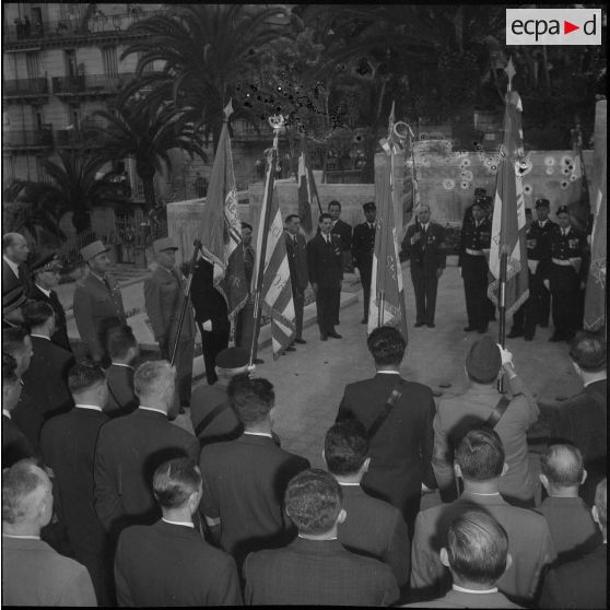 Cérémonie militaire au monument aux morts d’Alger. [Description en cours]