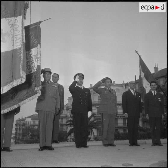 Cérémonie militaire au monument aux morts d’Alger. [Description en cours]