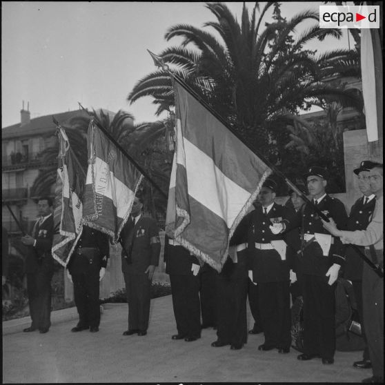 Cérémonie militaire au monument aux morts d’Alger. [Description en cours]