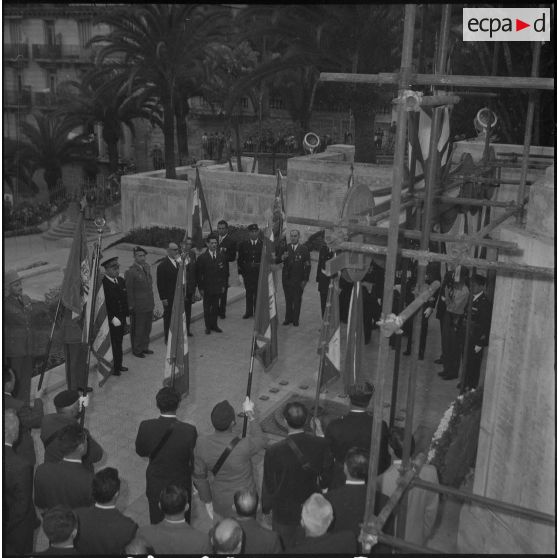 Cérémonie militaire au monument aux morts d’Alger. [Description en cours]