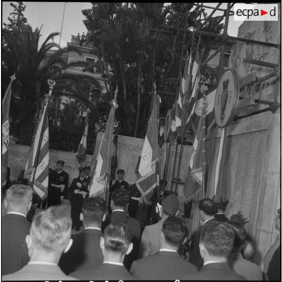 Cérémonie militaire au monument aux morts d’Alger. [Description en cours]