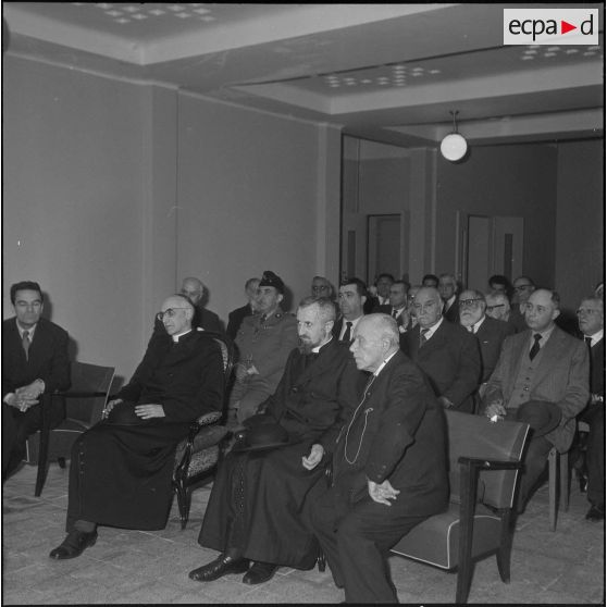 Monseigneur Duval à l'école rabbinique. [Description en cours]