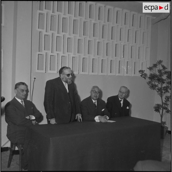 Monseigneur Duval à l'école rabbinique. [Description en cours]