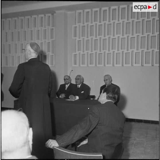 Monseigneur Duval à l'école rabbinique. [Description en cours]