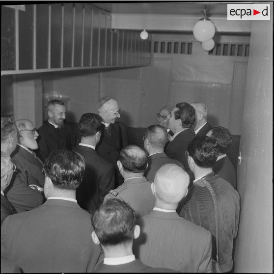 Monseigneur Duval à l'école rabbinique. [Description en cours]
