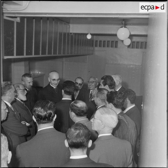 Monseigneur Duval à l'école rabbinique. [Description en cours]