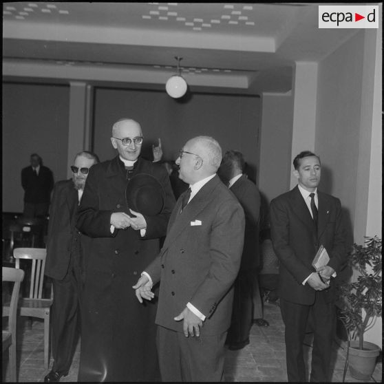 Monseigneur Duval à l'école rabbinique. [Description en cours]