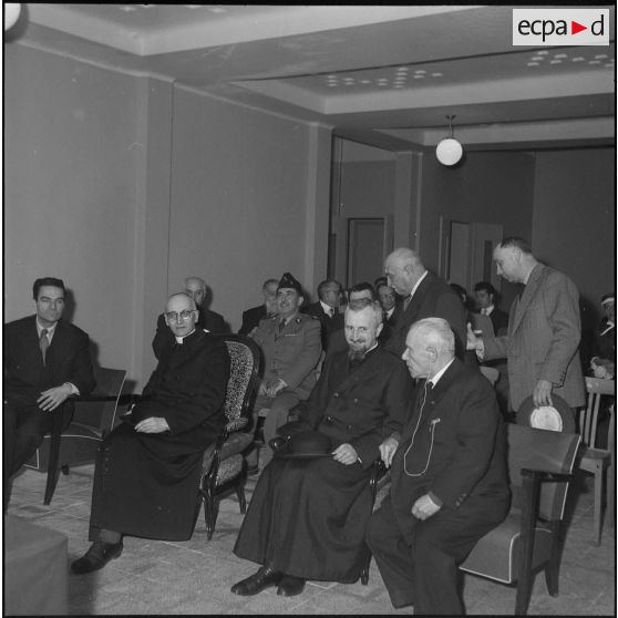 Monseigneur Duval à l'école rabbinique. [Description en cours]
