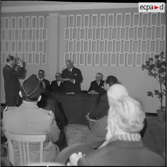Monseigneur Duval à l'école rabbinique. [Description en cours]