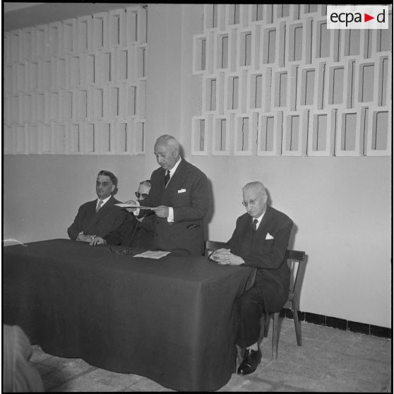 Monseigneur Duval à l'école rabbinique. [Description en cours]
