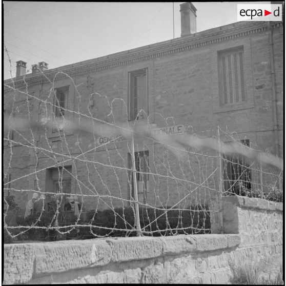 Activités quotidiennes de gendarmes. [Description en cours]