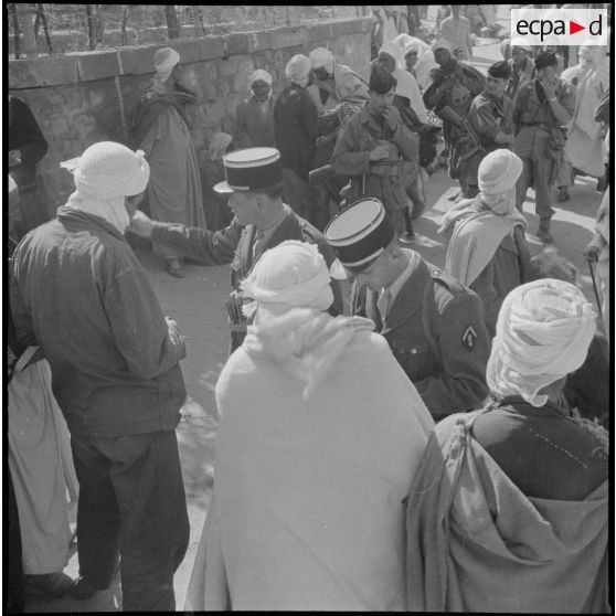 Activités quotidiennes de gendarmes. [Description en cours]