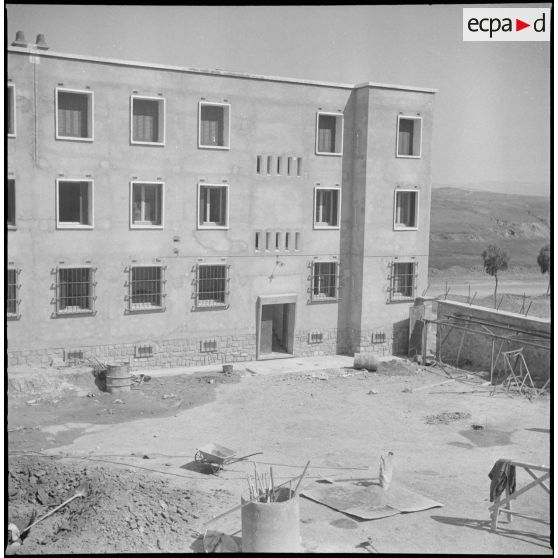 Un bâtiment en chantier. [Description en cours]