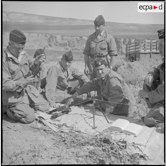 Entretien d’un fusil mitrailleur. [Description en cours]