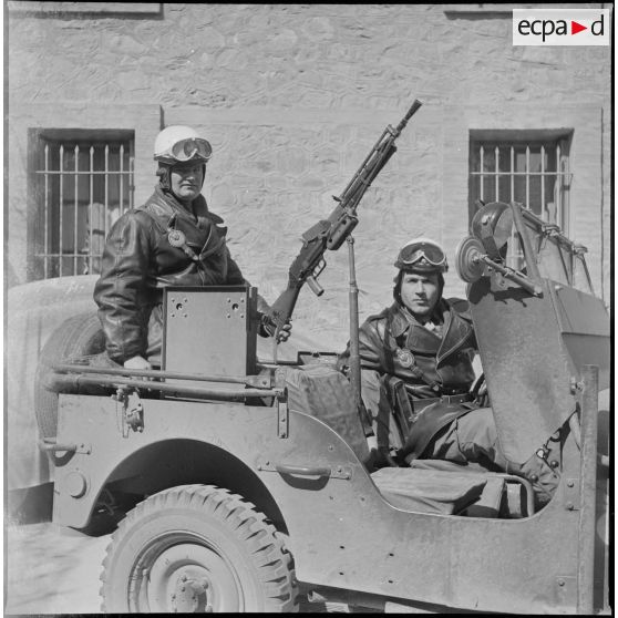Activités quotidiennes de gendarmes. [Description en cours]
