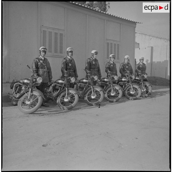 Activités quotidiennes de gendarmes. [Description en cours]