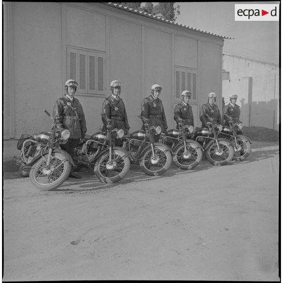 Activités quotidiennes de gendarmes. [Description en cours]